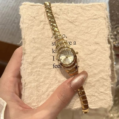 ساعة نسائية فاخرة باللون الذهبي