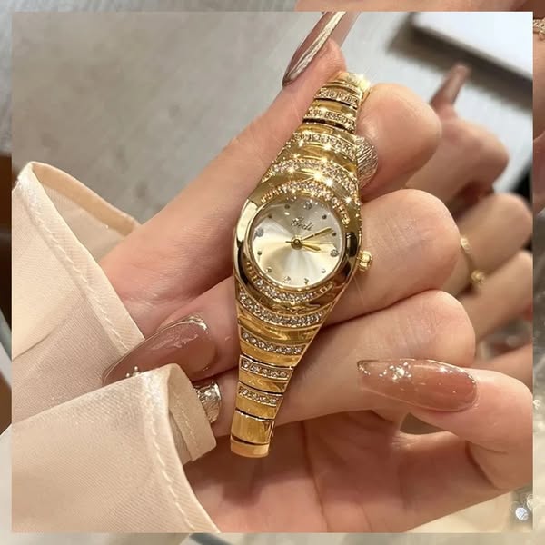 ساعة نسائية فاخرة باللون الذهبي